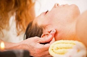 массаж ушей для улучшения слуха и от звона