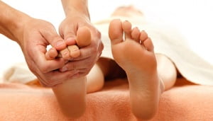 массаж пальцев ног